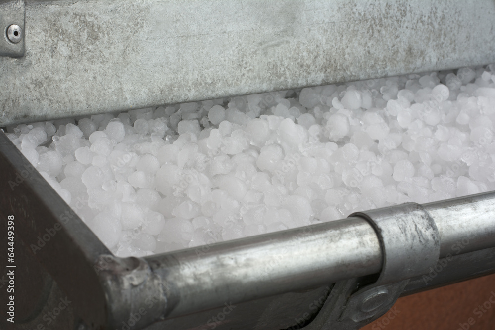 Obraz premium Hagel in Dachrinne