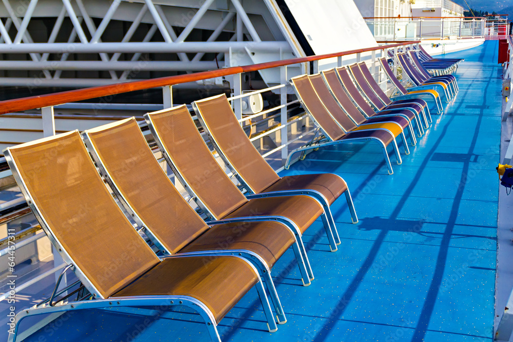 Obraz premium Chairs on promenade deck