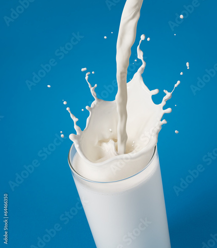 Photo pouring milk