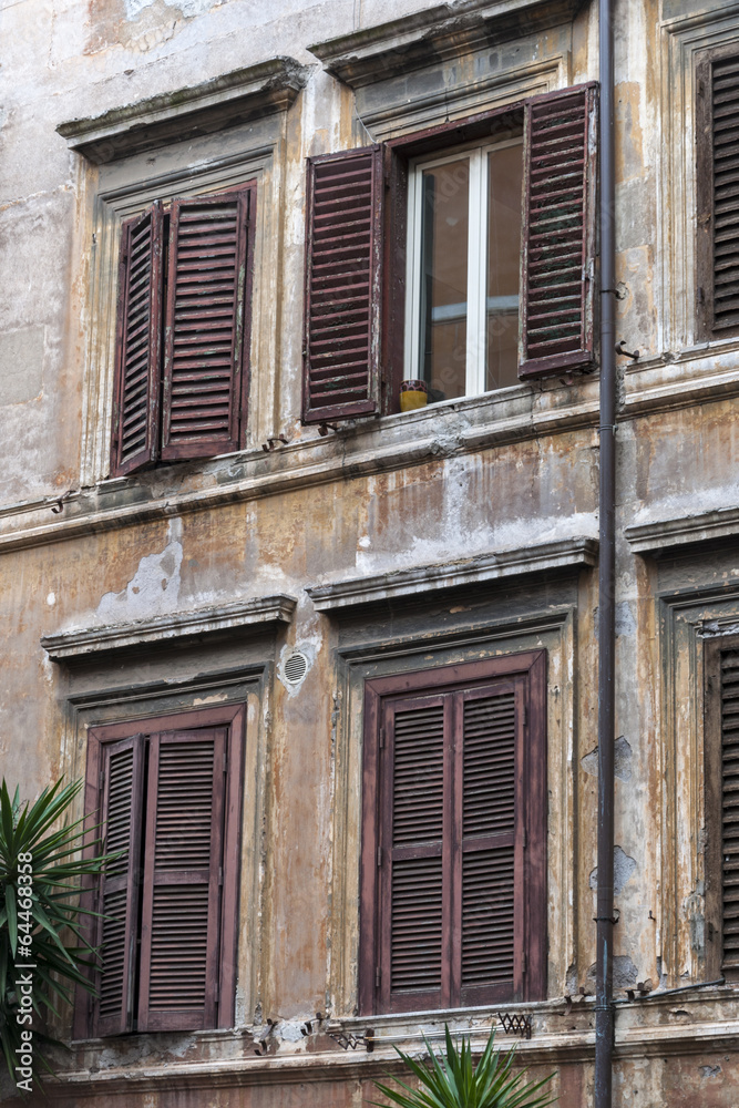 Obraz premium Old windows of a house in Trastevere, Rome, Italy