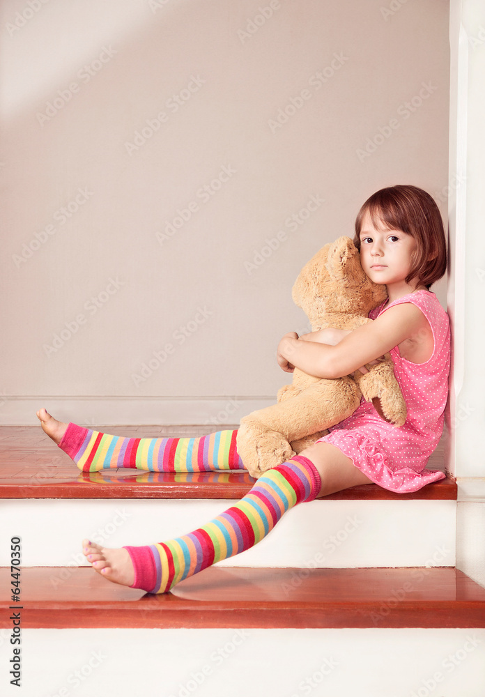 Naklejka premium little girl hug teddy bear