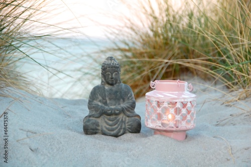 Buddha und Laterne in den D...