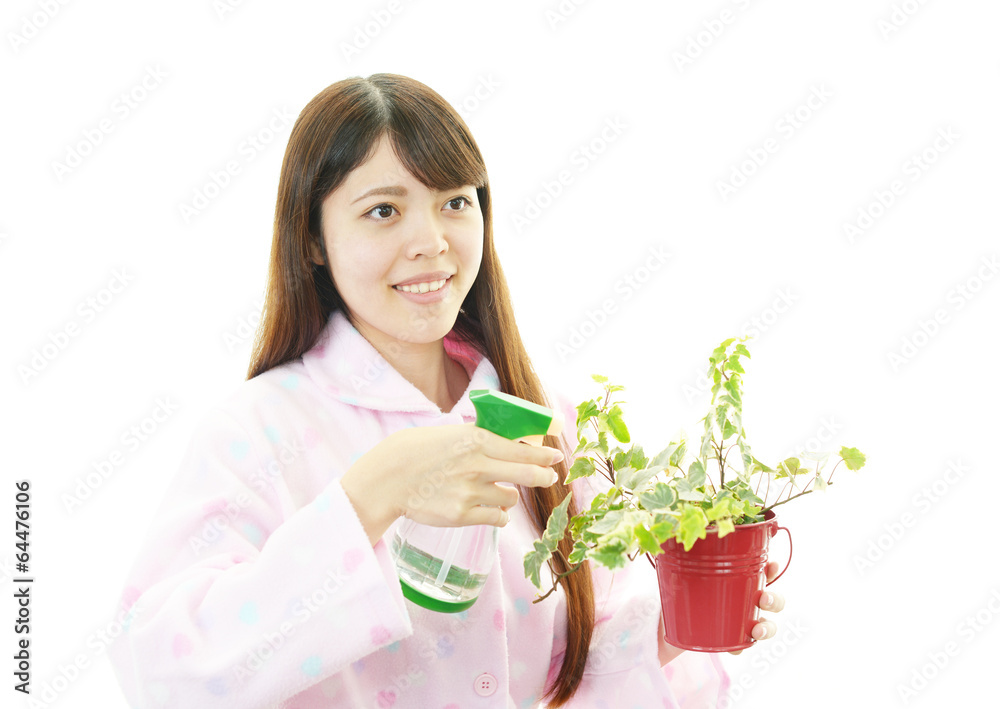 笑顔の女性と観葉植物 笑顔の女性と観葉植物