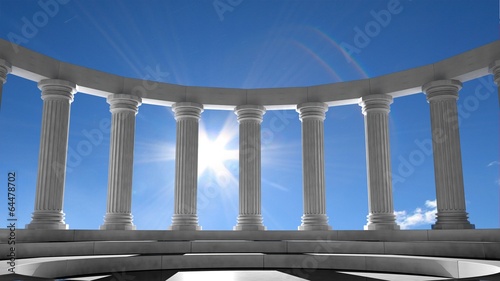 Foto Ancient marble pillars in elliptical arrangement with blue sky