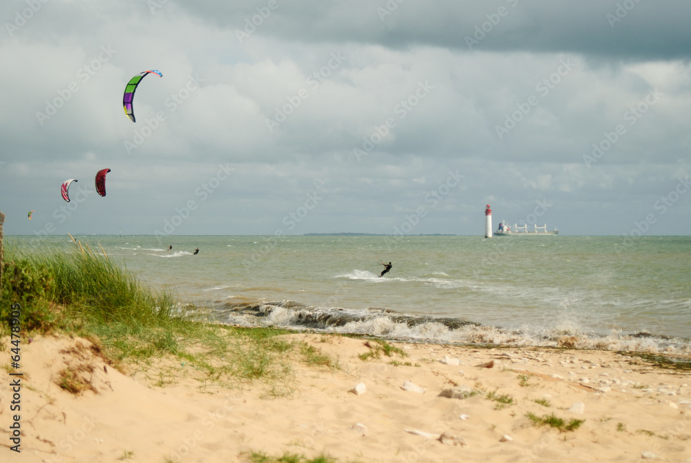 people kitesurfing during summertime on île de Ré