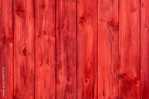 czerwona-sciana-z-drewnianych-desek