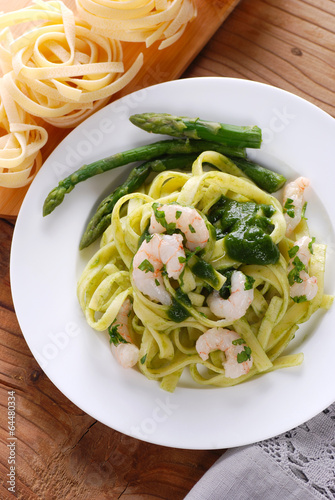 fettuccine alla crema di asparagi con gamberetti