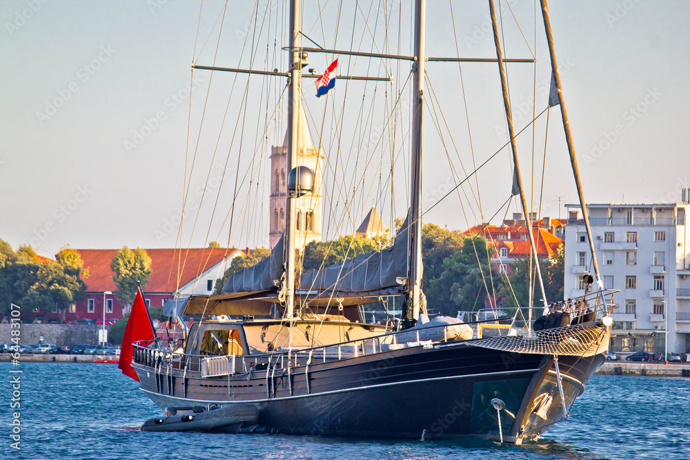 Obraz premium Sailboat in town of Zadar