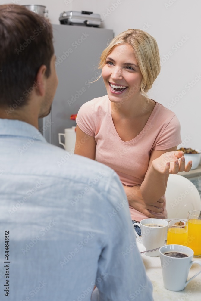 Obraz premium Cheerful couple having breakfast