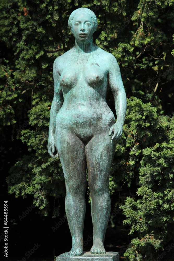 Bronzestatue „Frauenfigur“ Rostock Warnemünde Kurpark