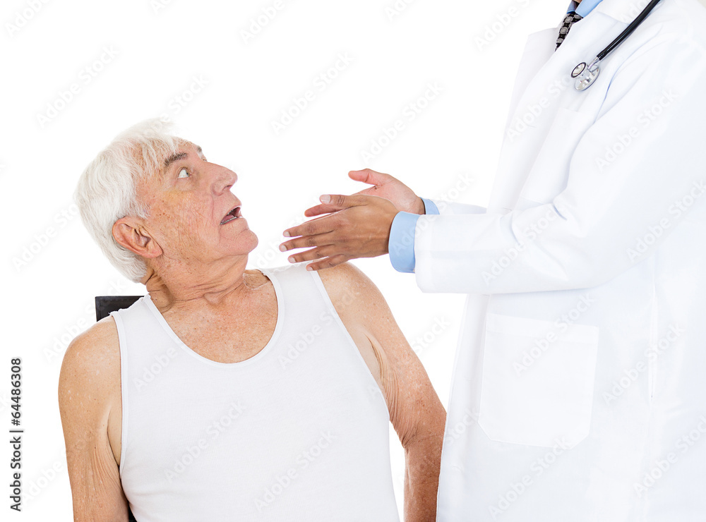 Obraz premium apprehensive old man undegoing medical examination