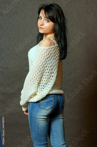 Piękna dziewczyna w ażurowym sweterku i jeansach