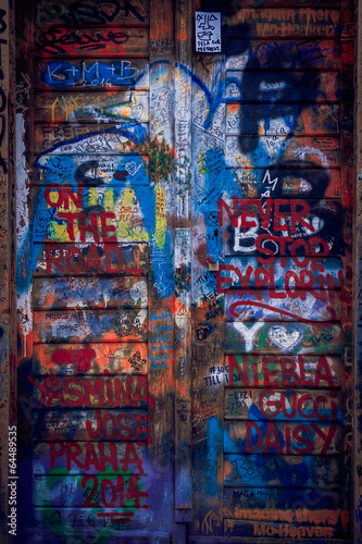 Wallpaper Mural Graffiti sur une porte Torontodigital.ca