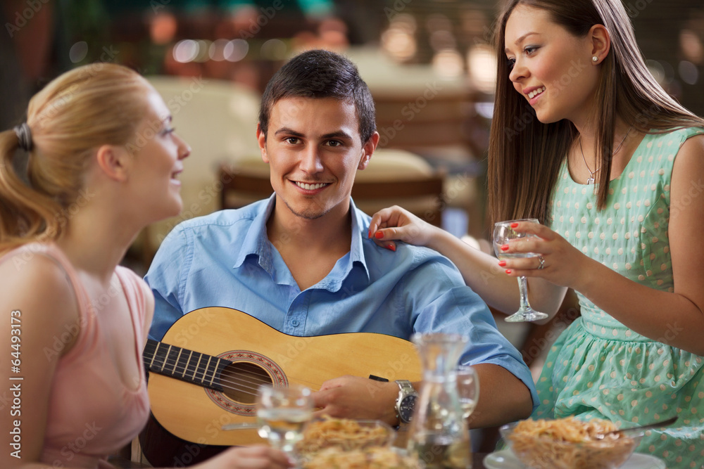 Obraz premium Small group of friends enjoying dinner