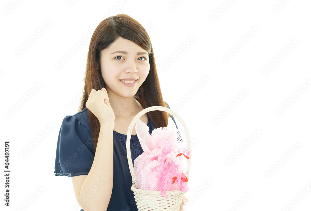 プレゼントを持つ笑顔の女性 プレゼントを持つ笑顔の女性