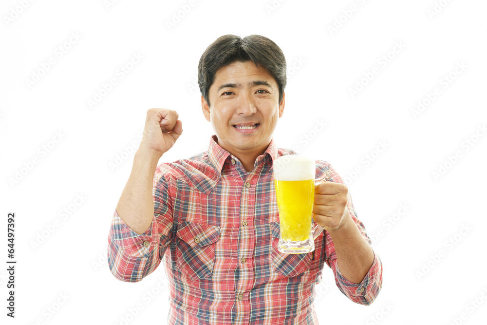 ビールを楽しむ男性