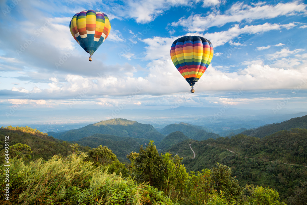 Obraz premium Hot air balloon over the mountain