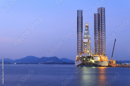 Fotografija Jack up oil drilling rig in the shipyard for maintenance at suns