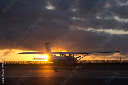 Sportflugzeug bei Sonnenuntergang