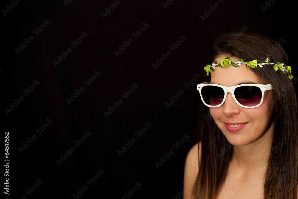 Model mit Blumenkranz und Sonnenbrille
