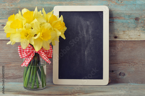 Fototapeta Naklejka Na Ścianę i Meble -  Framed blackboard with daffodils
