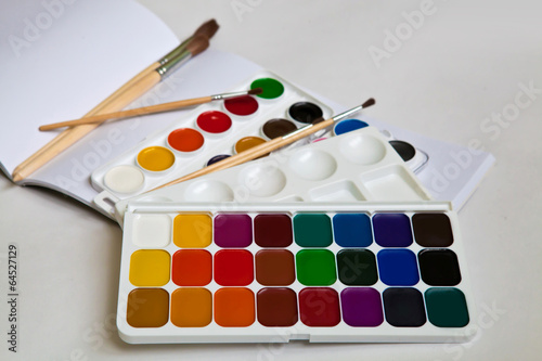акварельные краски с кистью и палитрой для рисования