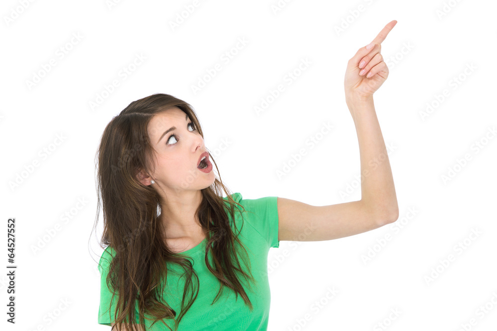 Junge Frau isoliert zeigt mit dem Zeigefinger erstaunt nach oben