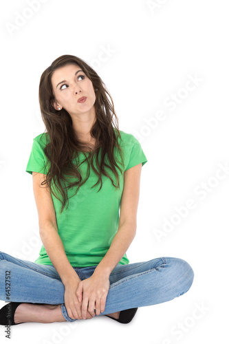 Frau isoliert in sitzender Position blickt neugierig nach oben