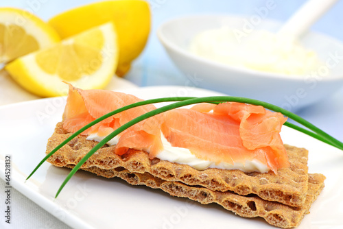 Knäckebrot mit Lachs photo