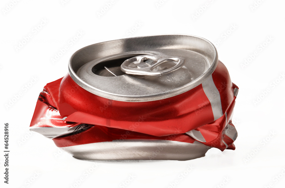 Lata de refresco arrugada en fondo blanco.Basura,desperdicio. foto de