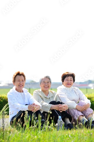 Fototapeta Naklejka Na Ścianę i Meble -  座って休憩する３人の女性シニア