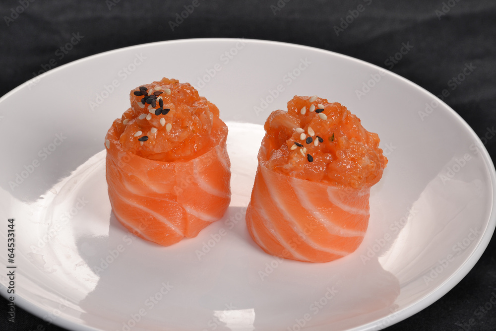 Sushi roll de salmón en un plato,comida japonesa. Sushi roll de salmón en un plato,comida japonesa.