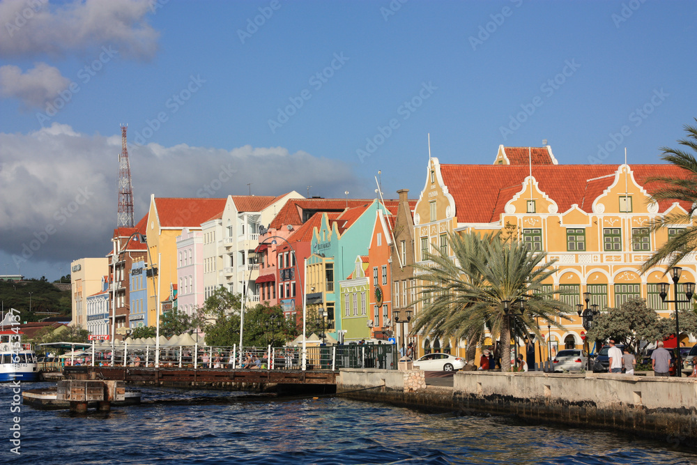 Bunte Häuserzeile der Altstadt von Willemstad (Curacao, Karibik) vom Wasser aus gesehen