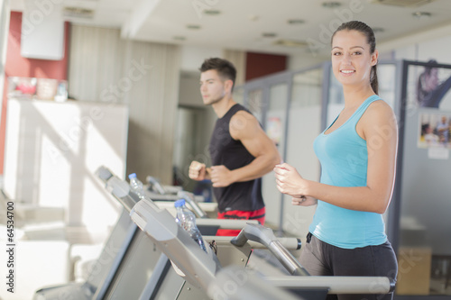 Young couple training in th...