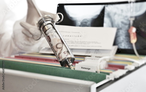 vorsorge akte wird mit geldspritze gefült