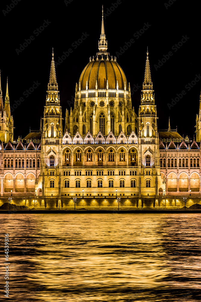 Fototapeta premium Budapest Parliament building in Hungary at twilight.
