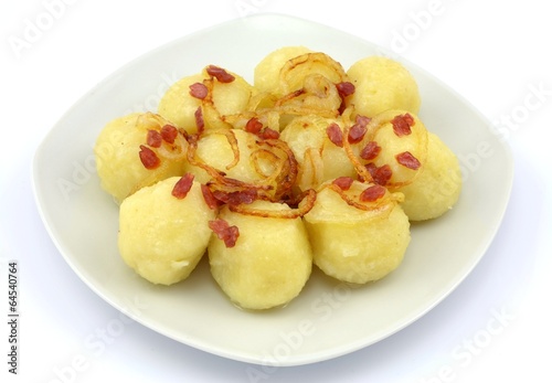 pyzy ziemniaczane z cebulą i kiełbasą