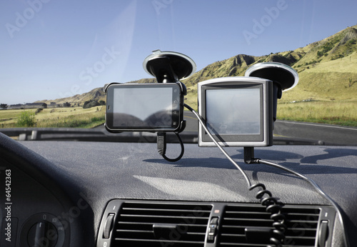 Navi und Smartphone in einem Auto