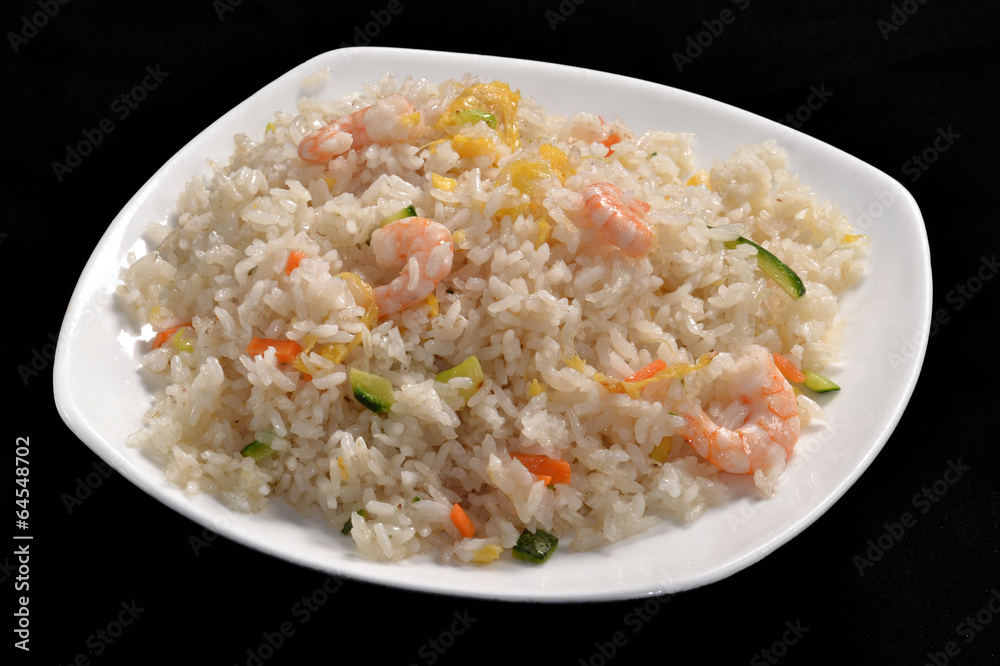 Arroz con camarones y vegetales.Comida china. Arroz con camarones y vegetales.Comida china.