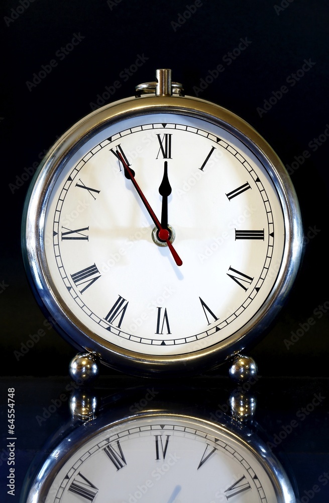 5 vor 12, silberne uhr, hintergrund schwarz 5 vor 12, silberne uhr, hintergrund schwarz