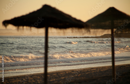 Fototapeta Naklejka Na Ścianę i Meble -  Marbella plaża zachód tło wakacje żółty słońce parasol