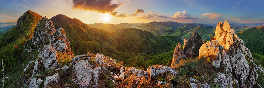 Fototapeta premium Panorama górski krajobraz o zachodzie słońca, Słowacja, Vrsatec