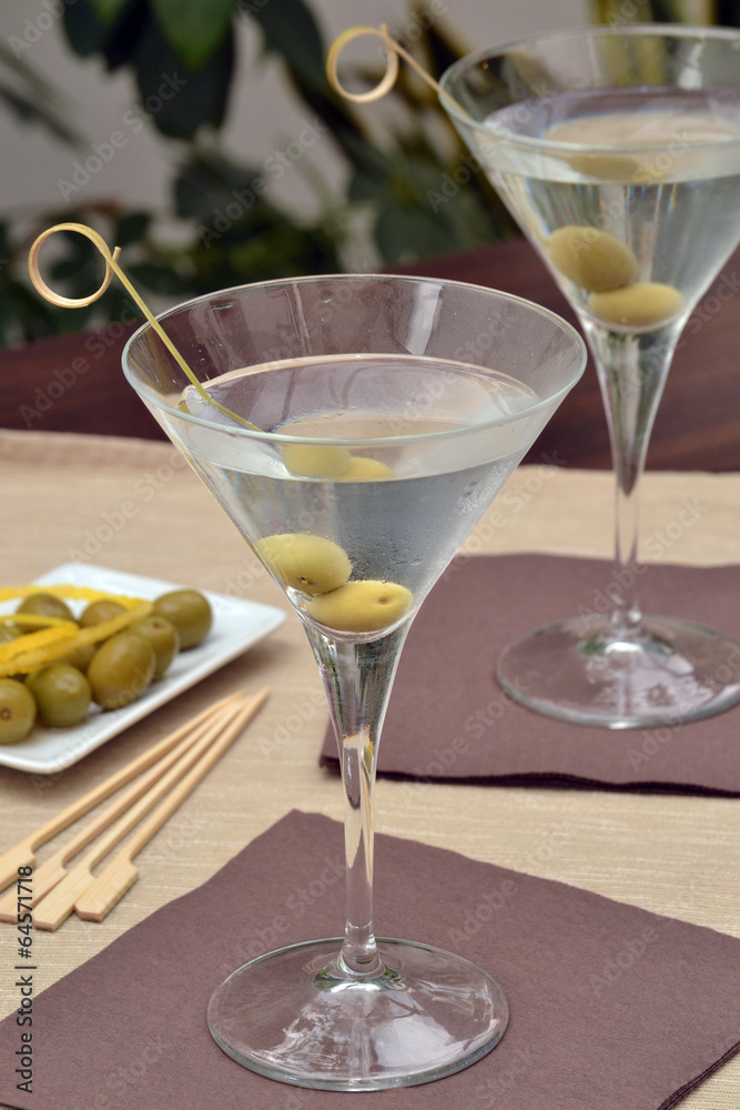 Coctel martini con aceitunas.Bebida alcohólica. Stock Photo | Adobe Stock