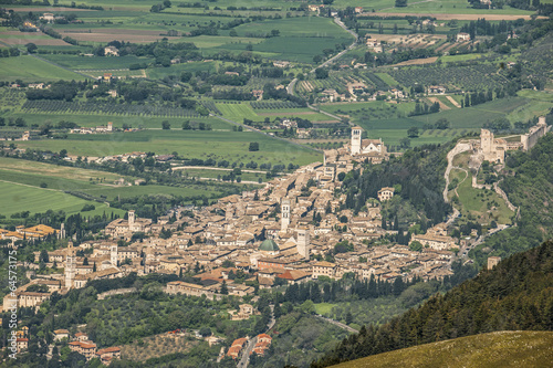 Sicht auf Assisi vom Monte Subasio, Umbrien, Italien photo