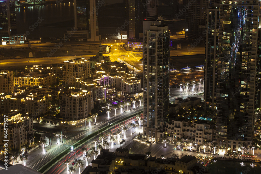 Hochhäuser in Dubai bei Nacht