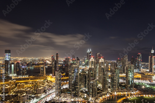 Skyline von Downtown Dubai bei Nacht