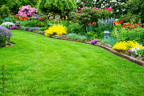 Rasenfläche mit Garten im Hintergrund