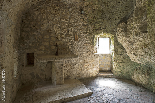 Felsenhöhle in Fontecolombo, Rieti, Italien photo