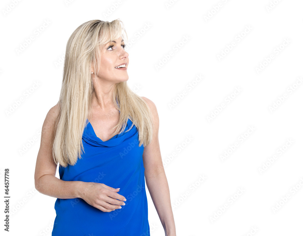 Blick zur Seite: ältere Frau isoliert, sommerlich in blau Blick zur Seite: ältere Frau isoliert, sommerlich in blau