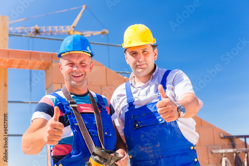 Zwei Bauarbeiter auf einer Baustelle photo